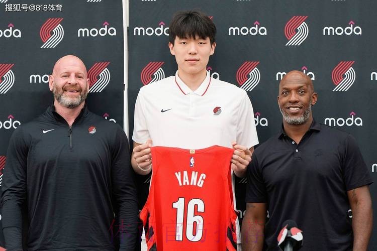 人脉!亚历山大主动和杨瀚森打招呼,小杨第1次没看到第2次微笑回应